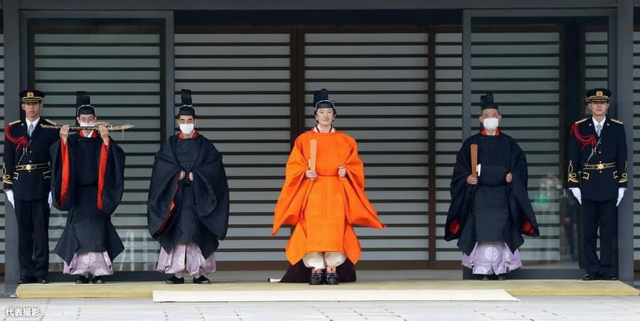 华丽|日本举行立皇嗣之礼，雅子皇后头戴皇冠华丽大气，文仁得皇太子御剑嘴角上扬