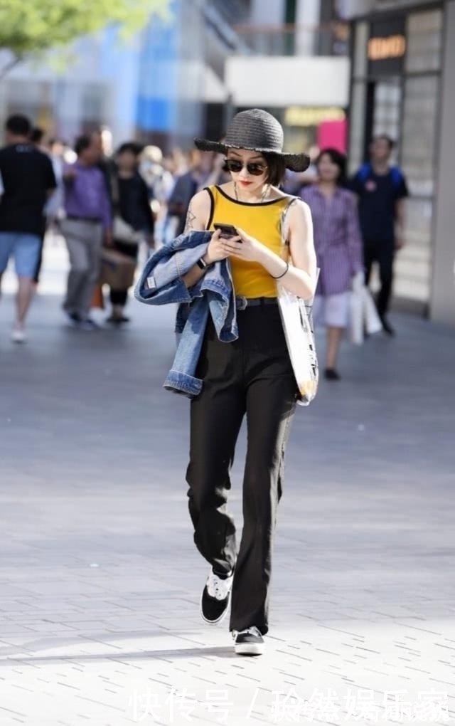 女人味|红色的碎花背心搭配牛仔裤,休闲又不失女人味