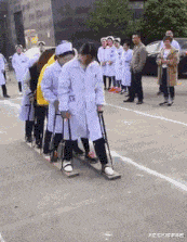 |搞笑GIF:如何优雅不失风度地撩妹 这一招果然厉害