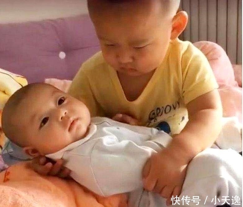 二成|3岁哥哥哄6个月弟弟睡觉,结果自己先睡着了,小大人真是萌翻了