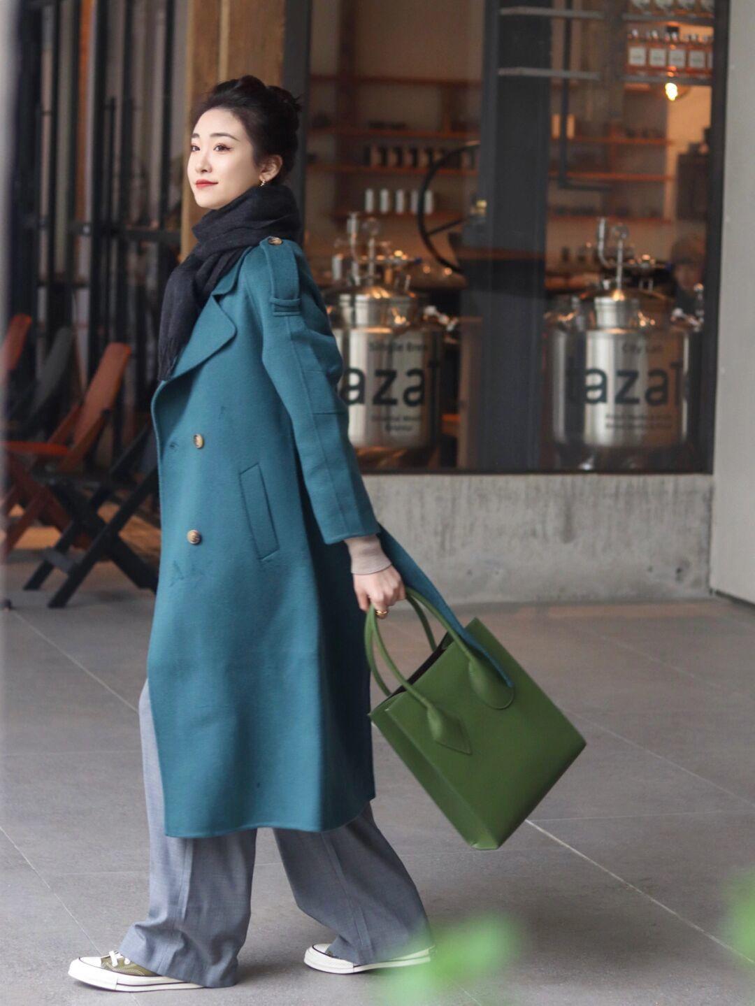 大衣 这个冬天一定要做好保暖工作,棕色羽绒服+直筒牛仔裤,休闲又百搭!