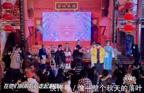 王一博|女工作人员为走红,拼命往王一博身上贴,乐乐当时的动作亮了