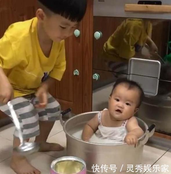 弟弟|熊孩子偷偷把弟弟放在锅里，妈妈发现时“配料”已撒好：都是钱啊