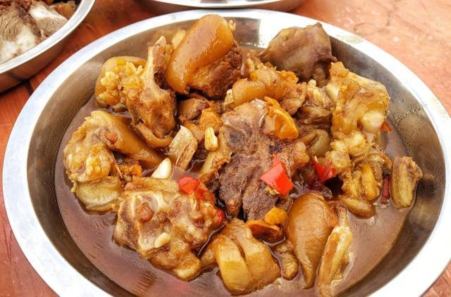 同事农村办婚宴随了500份子钱，饭菜一上桌，看得我不想动筷子