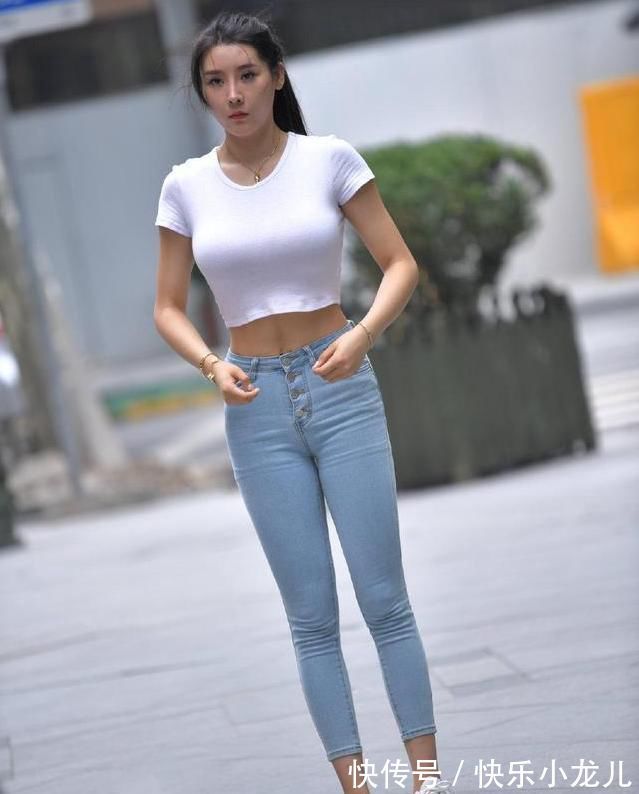 蕾丝 美女咖啡色吊带连衣裙,美丽动人,走起路来会显得更加的优雅