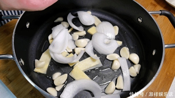 新手|焖锅外面吃一次要300,在家自己做100块就搞定,厨房新手也能做好