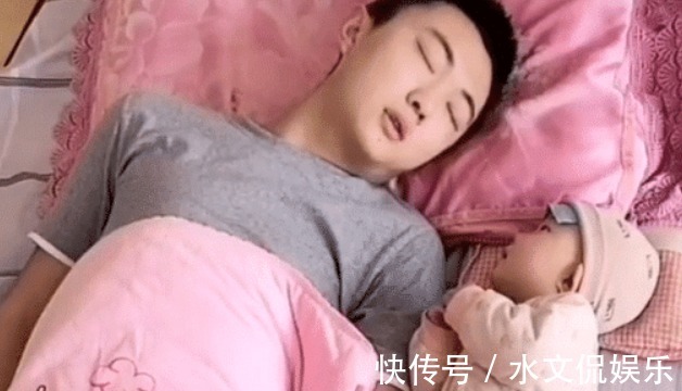 萌娃|“超怂怂奶爸”抢娃被子盖火了，被发现后吓得窝成一团瑟瑟发抖