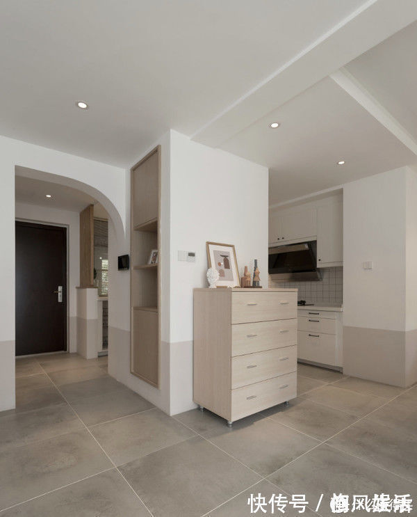 墙面|这对夫妻很有远见,买下120平复式小楼,客厅开阔还有双储物间