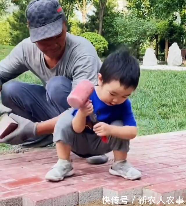 手艺|北京一女子带娃下楼玩耍,自顾自地玩起了手机,结果他学手艺去了