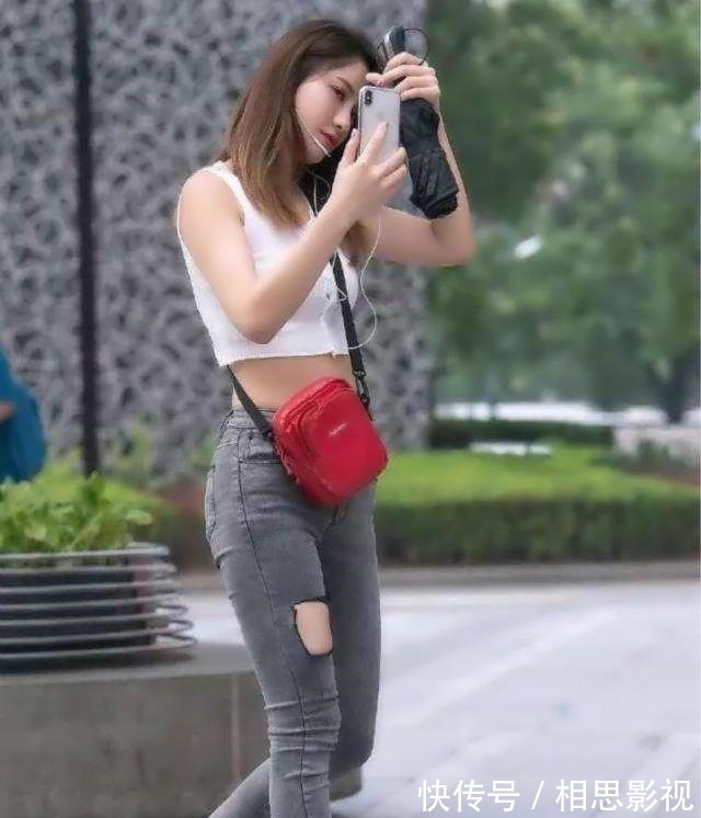 搭配 牛仔裤不管搭配什么上衣都不容易出错,简单又时尚