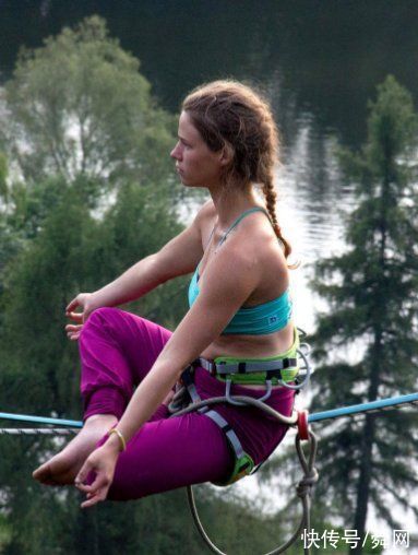 女子|我愿称她为最大胆的女子，一边走钢丝一边做瑜伽