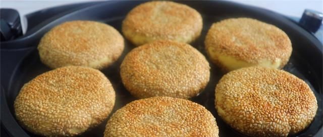 油炸糕|糯米粉这样做才好吃，外酥里软不粘牙，比油炸糕还简单