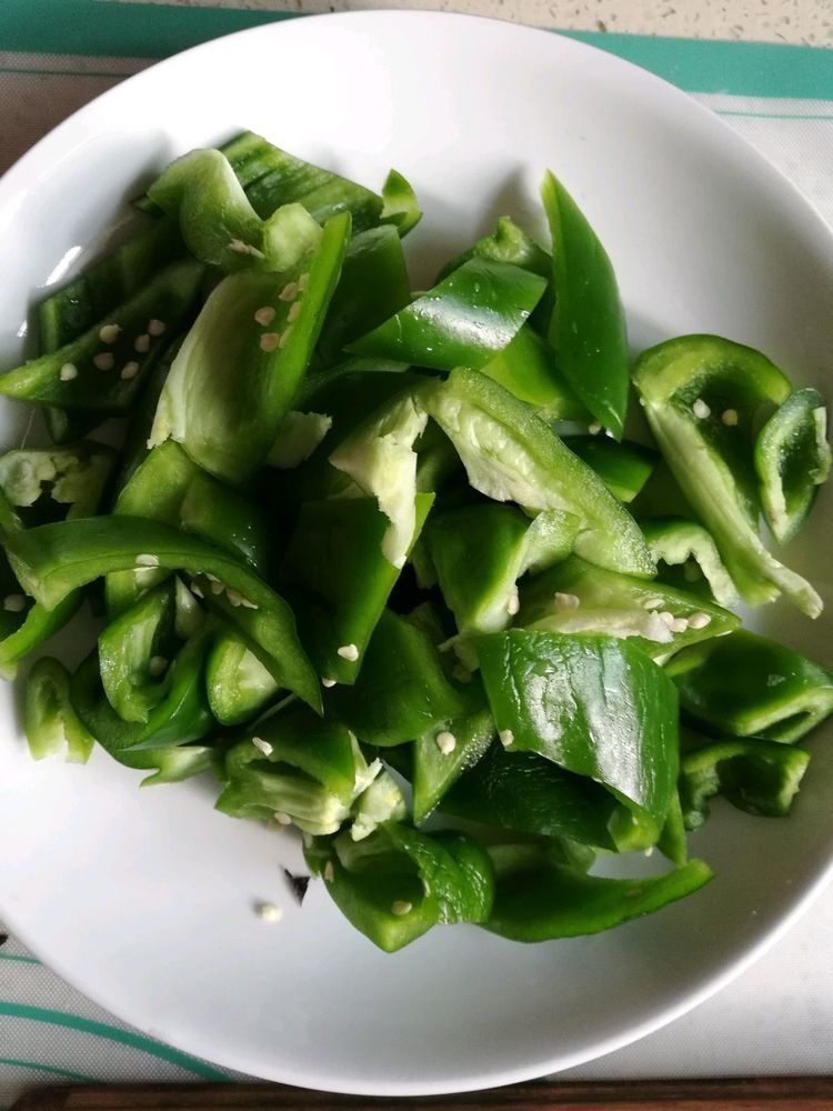 美味好吃的家常茄子，炒一炒就出锅，方法简单，超下饭