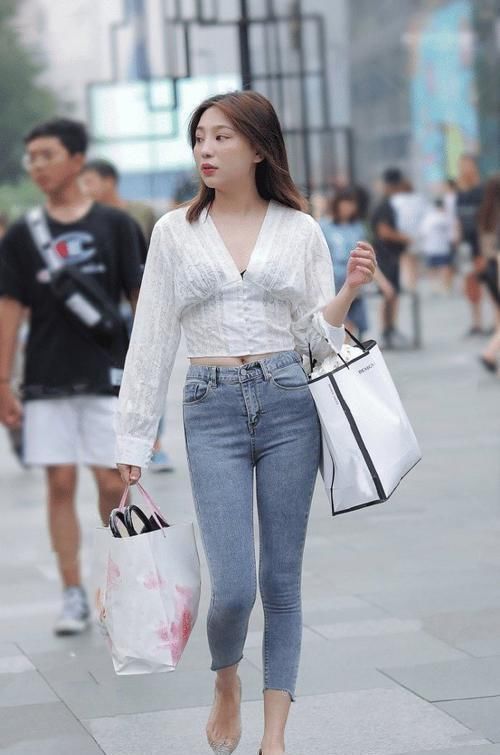 修身牛仔裤 衣品体现在穿搭上，休闲牛仔裤也能让你美出个性