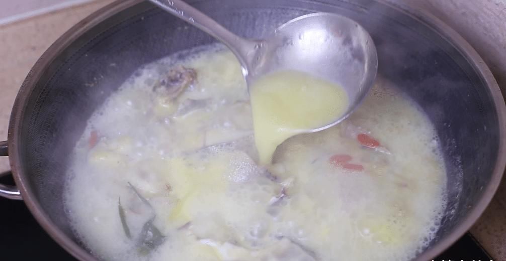 为什么饭店的鱼汤都是金黄色的？其实方法很简单，汤浓好喝无腥味