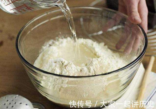 蒸馒头,光加酵母是错误的!偷偷加点它,馒头香软更好吃