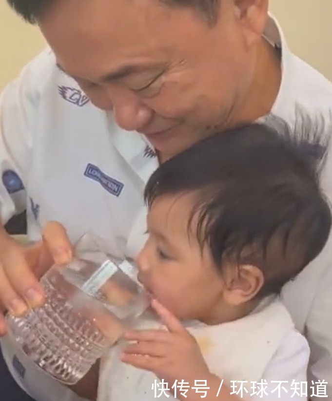 孩子|他信小女儿继续分享美好时光,姥爷给孩子喂水,孩子流口水但不喝