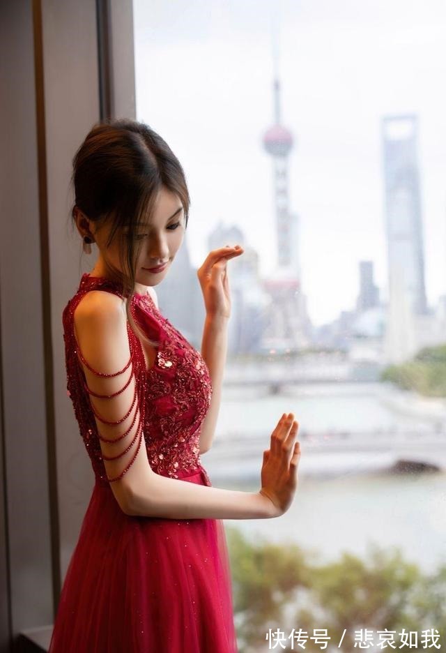 蕾丝 优雅的蕾丝提花与飘逸的蕾丝裙摆,搭配一双红色高跟鞋女神范十足!