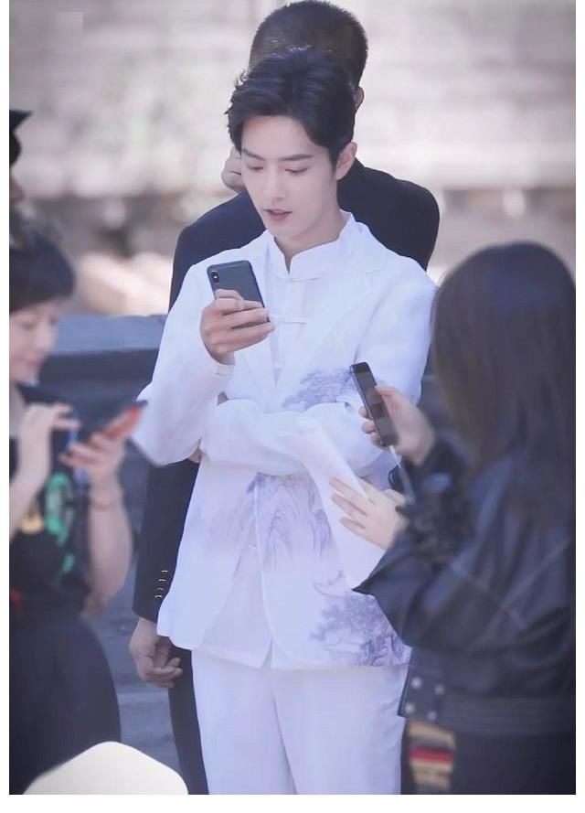 知情人士|肖戰(zhàn)主動推掉多檔綜藝？知情人士曝：檔期排滿，他有更精準(zhǔn)的定位