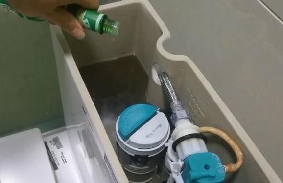 马桶“发臭发黄”,撒一把不值钱的“它”进去,洗完和新的一样!