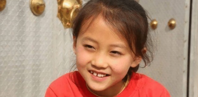 小女孩|7岁女孩微微一笑倾国倾城,面对巨大经济诱惑,父母的回应太意外