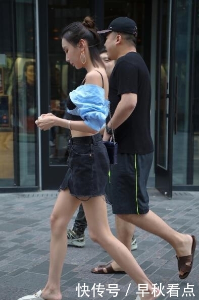 小姐姐太会穿了,个性抹胸,穿出了让人误解的气息感