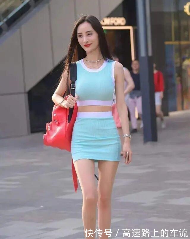 搭配 束腰包臀的连衣裙,充满了休闲的气息,特别好看