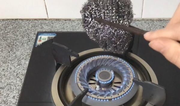 好多人|把钢丝球放火上烤一烤,好多人不知道有啥用,10个家庭9个都需要