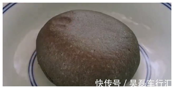 1碗芝麻2个鸡蛋，教你一种新做法，松软又拉丝，大人孩子抢着吃