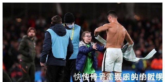 球衣|优质偶像!爱尔兰小女孩:C罗让保安放开我,拥抱并给了我球衣
