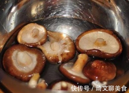 生味儿|炒香菇时，别只知道焯水！再加这一步，香菇嫩滑好吃，没有生味儿