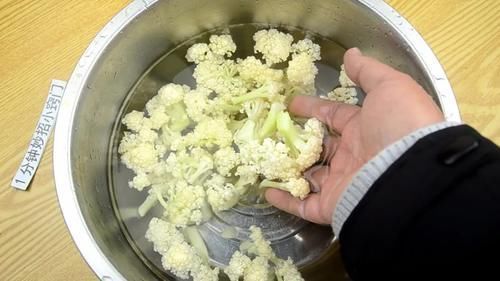 盐水|花菜只用盐和面粉洗,相当于吃虫卵,教你一招,干净卫生又放心