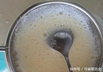 打豆浆时,黄豆泡好别直接打,多加这一步,豆浆才会更加香浓丝滑!