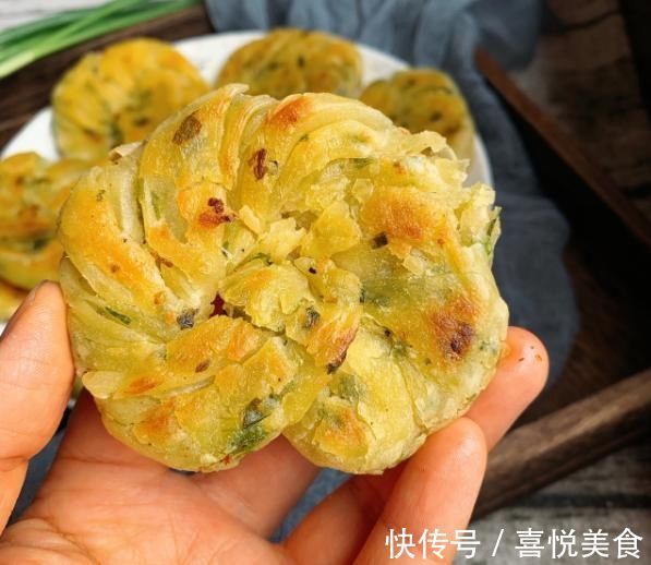 葱油饼|饺子皮吃出新花样，10分钟的快手早餐，香酥脆，好吃极了