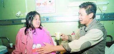 丈夫|25岁孕妈12周肚大如“临盆”，检查后丈夫愁坏了，医生却笑了