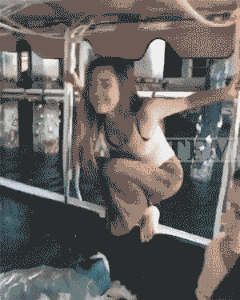 |搞笑GIF:妹子你这么皮,真的不怕直接掉水里吗?