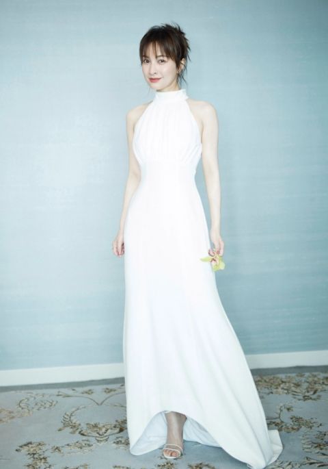 脖裙|吴昕越来越有女神范，穿纯白挂脖裙出席活动，身姿曼妙太抢镜