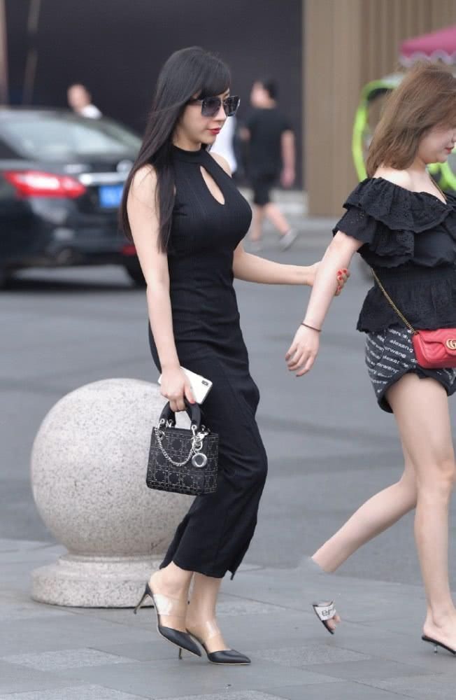 街拍美女:成熟小姐姐穿“黑色美裙”,贵妇的时尚气质一览无遗
