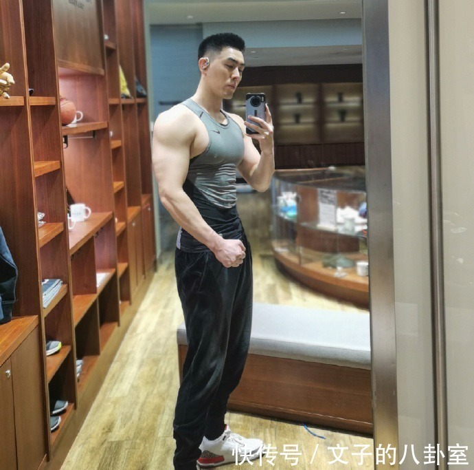 肌肉|身材如雕刻的肌肉奶爸,金牛座健身达人,一周至少保持五天训练!