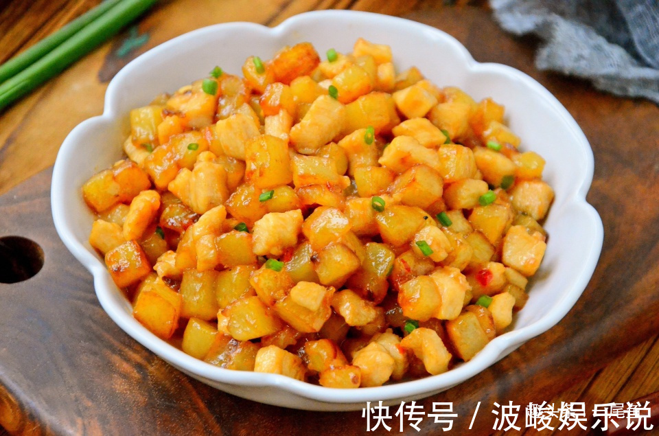 土豆和鸡肉天生一对，不加一滴水简单炒一炒，鲜美嫩滑好吃又解馋