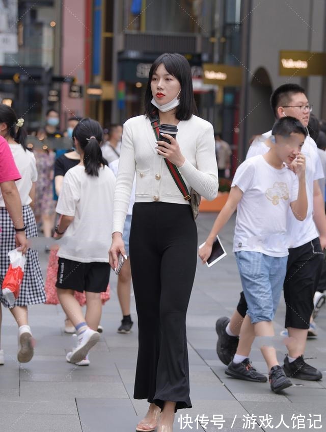 喇叭裤 洁白针织衫搭配纯黑喇叭裤,简约干练,知性大气!