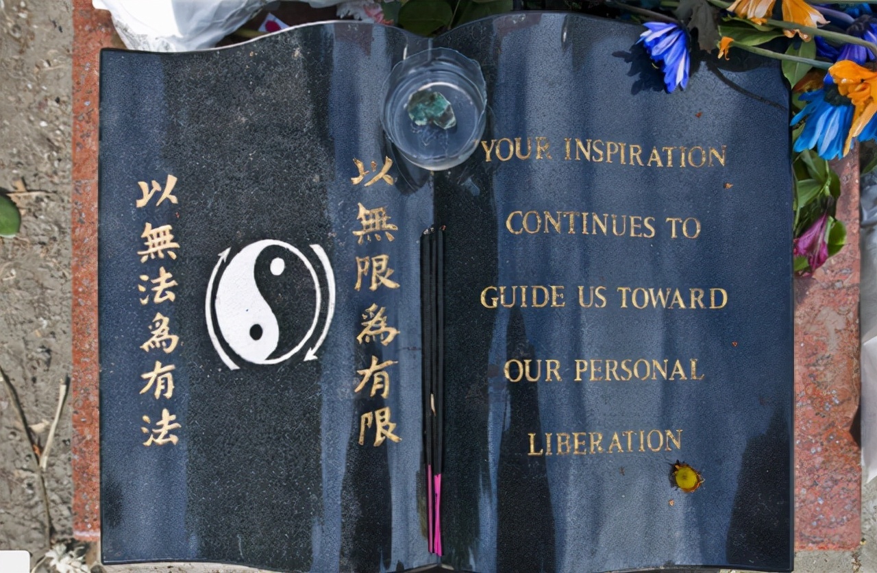 李小龙|西雅图湖景墓地,葬着一位武术大师,墓上刻着一句很有哲理的名言