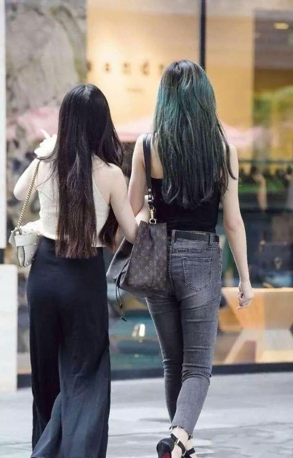 逛街|街拍:碰到两个小姐姐逛街!一个清纯一个性感,你喜欢哪一个!