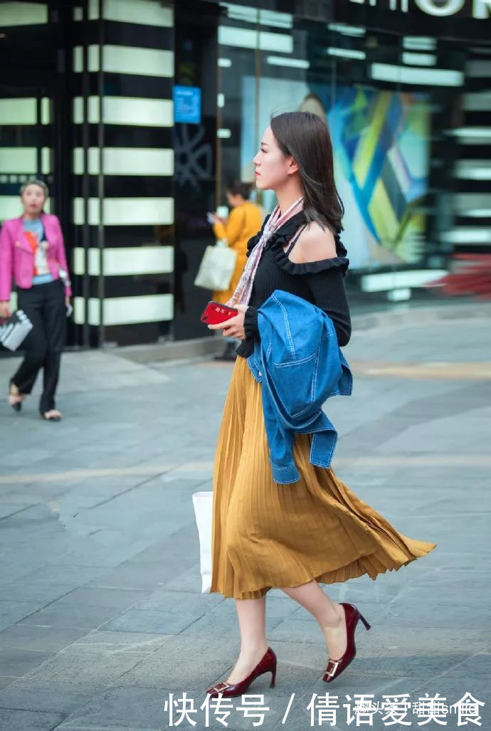 美女脚上踩着一双酒红色的尖头高跟鞋,凸显出她那身上成熟的气息