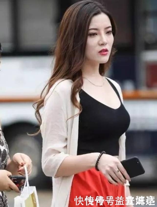 小姐姐|街拍 图3小姐姐抹胸超短裙,长发披肩婉如美丽性感的公主