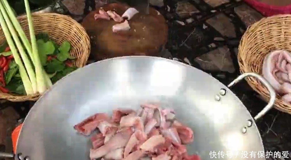 两个小孩子,自己做美食,材料竟然是