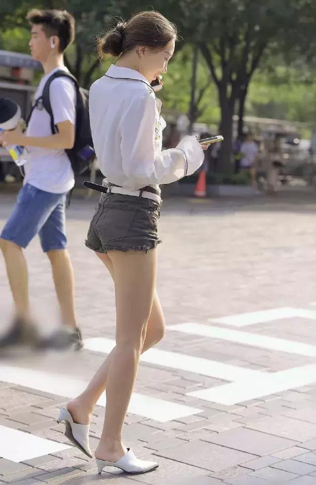 优雅|留着马尾发型的小姐姐,身穿吊带连衣裙,看上去十分的优雅