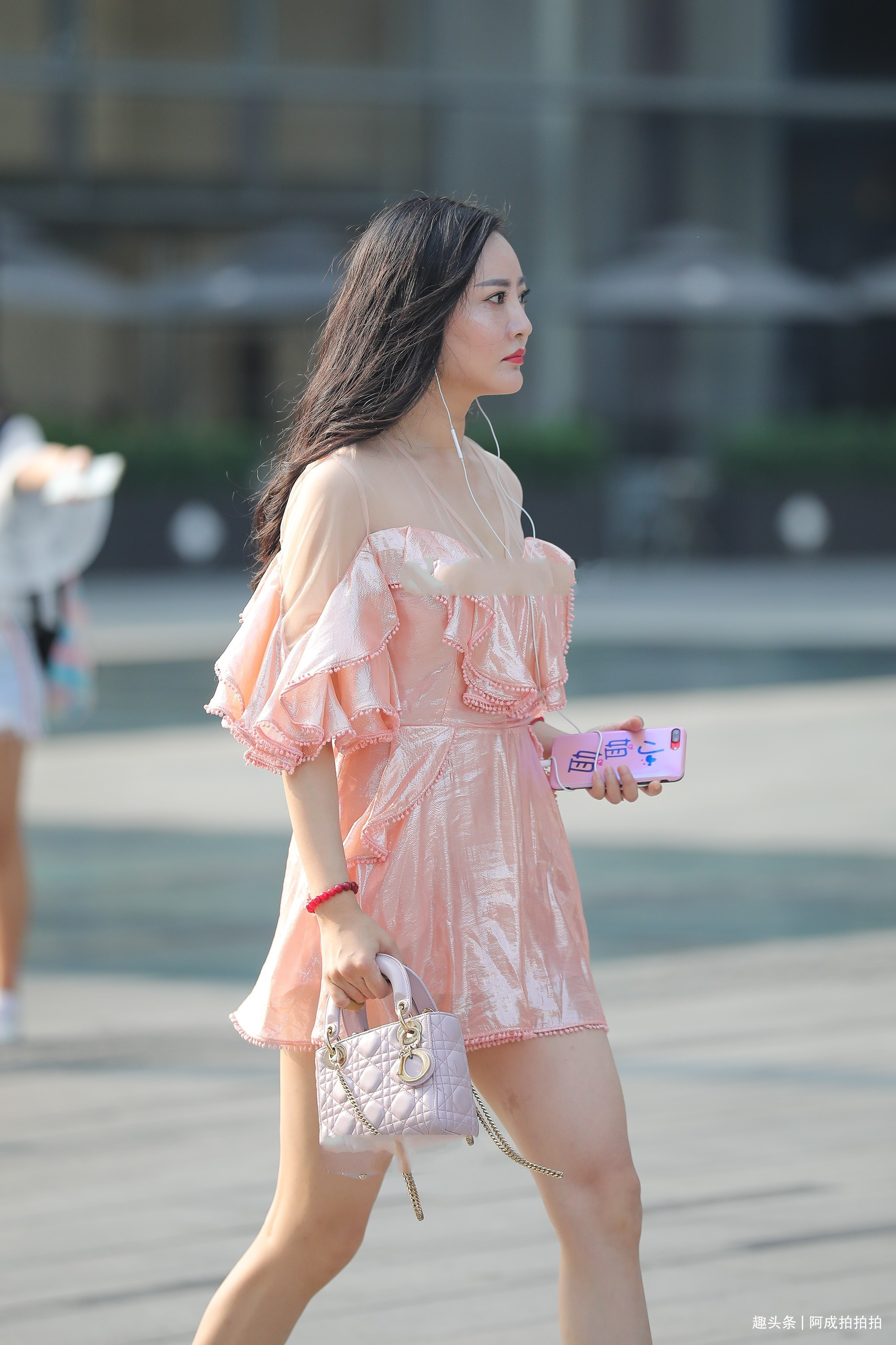 亮色连衣裙的优越感,魅力十足,华丽典雅