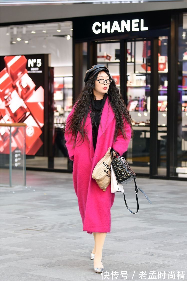 羽绒服 街拍:美女很会运用色彩,红色的大衣秀出黑色内搭,让人眼前一亮