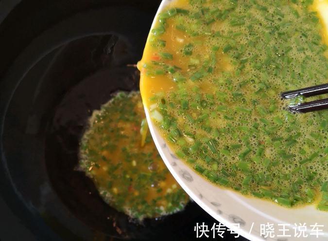 吃了30年炒鸡蛋，才知道直接下锅炒不对！这么炒鸡蛋又香又软嫩